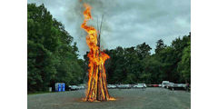 Entzünden des Johannifeuers (Foto: Karl-Franz Thiede)